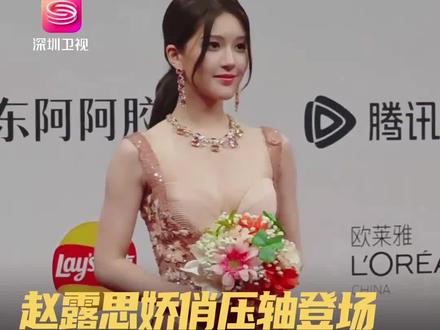 赵露思娇俏压轴登场,选老虎做分身:提醒我时刻都要有勇气 #赵露思红毯压轴 12月21日,#2025腾讯视频星光大赏 红毯上,赵露思一身粉丝礼服,娇俏登场,却反差感十足地以老虎作为分身,她表示“老虎提醒我时刻都要有勇气,适合自己此时的状态!”#赵露思 #许我耀眼