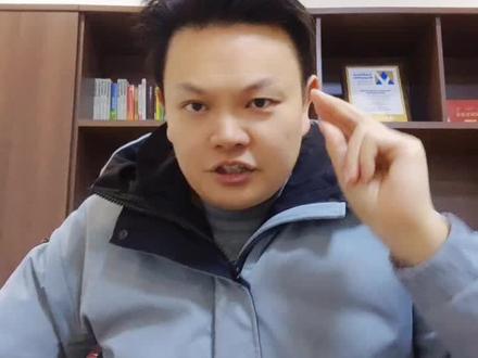 尼帕病毒防治迎来中国突破!中国科学院武汉病毒研究所联合团队于2026年1月证实,口服核苷药物VV116对尼帕病毒具高效抑制活性,动物实验中存活率提升至66.7%,显著降低肺、脑等关键器官病毒载量。该药已在中国与乌兹别克斯坦获批用于新冠治疗,具备快速部署潜力,为高致死性疫情提供现成救命药。#尼帕病毒 #病毒 #武汉病毒研究所 #传染病 #病毒感染 @抖音小助手