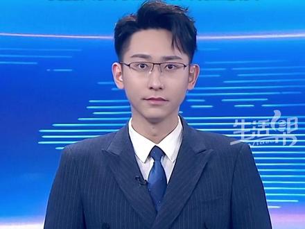 请假两小时直接被开除?“绝情臭豆腐”不要太绝情!女儿替父请假两小时只为一起吃顿饭,但父亲却遭“绝情臭豆腐”老板开除!我们常说“人间烟火气最抚凡人心”,这烟火气不光在食物的味道里,更在人与人之间的温度里。