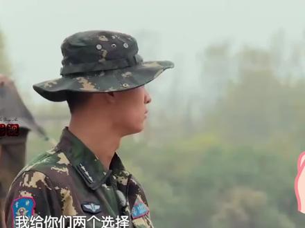 黄子韬以为吃烤鸡,谁料教官直接拿活鸡啃,杨幂当场吓傻! #军旅生活 #特战