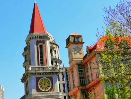 #飞机拉烟:是由飞机排出的废气与周围的空气混合后,产生的水汽凝结或蒸发,在天空中留下了一道或者数道长长的白线。