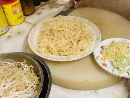 绿豆芽鸡蛋素焖饼,家常的味道,当地人的最爱,出品干爽利落!