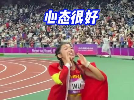 心态很好!吴艳妮亚运会抢跑银牌被取消,仍身披国旗面带笑容谢场 #吴艳妮