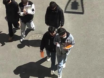 东北人的DNA里刻着一个底线:不踩井盖!踩了还要打三下,这是我们的传统美德!#记录校园生活 #内容过于真实