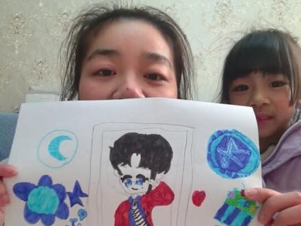 这个小女孩叫小一一,平时酷爱画画,于是她画了一副名为《梓渝!》的作品。#画画 #梓渝 #小朋友 #日常分享 #小画家