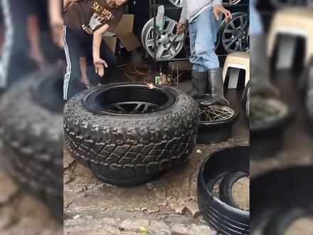 往火炉里扔水袋就可以清理烟囱管道里的煤灰!#烟囱#清理 #涨知识