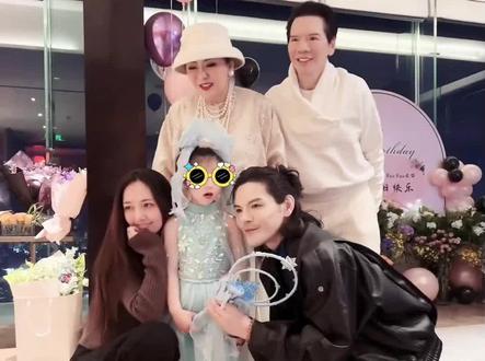 为什么#郭碧婷要求向佐每天和孩子联系 郭碧婷要求向佐每天和孩子联系,背后原因引关注!
2025年12月10日,#郭碧婷 在台北出席活动时的一番言论引发广泛关注。她与#向佐 因工作安排和生活习惯差异处于分居状态,却明确要求向佐必须每天和5岁的女儿向芷、3岁的儿子向笙保持联系,还半开玩笑称若孩子因爸爸没联系难过,她就飞过去“打”向佐。