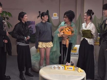 “我听说了 可是我也不太敢相信
怎么可能这么有个性的一个女孩会去看一个老太太的演唱会”
我们齐豫就是很招小女孩的喜欢啊啊啊啊
#齐豫 #魏如萱 #窦靖童 #歌手2026