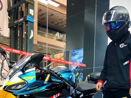 春风250sr赛道版坐高比之前略高一点,170身高完美匹配。#春风250sr