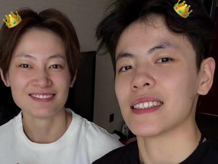 #广东女篮全运夺冠 赛后杨氏姐妹表示在场上专注于做好自己,不去考虑结果,杨舒予说道:“相信爸爸也看到了!”这枚金牌也是送给爸爸最好的礼物。