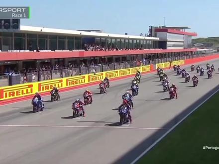 张雪机车(ZXMOTO)在世界顶级赛事WSBK葡萄牙站中创造历史,其厂队车手瓦伦丁·德比斯以领先第二名近4秒的优势夺冠,拿下中国品牌首个大排量摩托车冠军,打破欧美日摩托厂商对WSBK中量级组别长达百年的垄断!#张雪机车 #张雪峰 #WSBK #张雪820rr #夺冠时刻