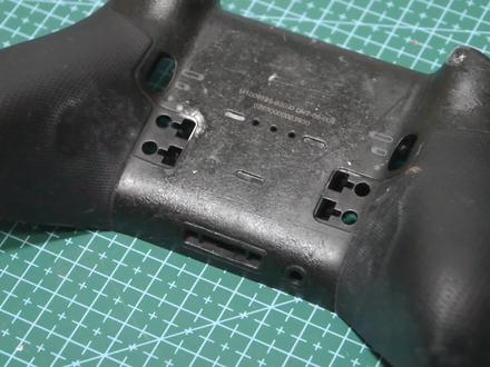 XBox精英手柄2手柄发黏原因与解决别用酒精擦越擦越糟 最近收到一位网友寄来的XBox精英手柄二代,说外壳开始发黏,摸起来黏手,已经严重影响使用,希望我帮忙换壳。拆开之后发现,前后壳的软触涂层已经明显劣化,表面黏腻,用指甲轻轻一刮就能带下一层胶状物。这并不是脏,也不是没清洁干净,而是材料本身已经开始降解。很多人习惯用湿纸巾、酒精来擦手柄,结果却是越擦越黏。本期视频结合真实案例,和大家讲清楚这种类肤涂层为什么怕化学清洁剂,以及手汗、高温、潮湿等环境因素是如何加速老化的。如果你的手柄已经发黏,该如何处理才能不再黏手;如果还没出现,日常又该怎么清洁和存放,尽量延缓老化。希望能帮你少踩坑,多用几年手柄。#手柄 #精英手柄 #酒精清洁误区 #玩家必看 #热爱加1计划