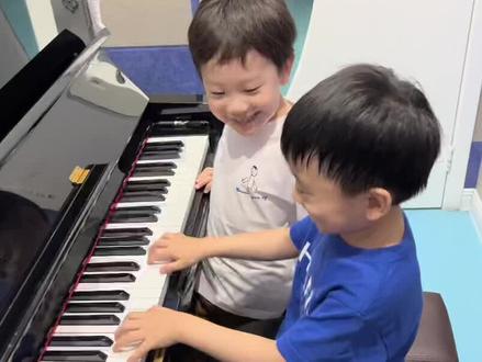 母亲节氛围拉满…亮点在最后😂#人类幼崽成长记 #钢琴启蒙 #子航和大锤 #萱草花 #母亲节