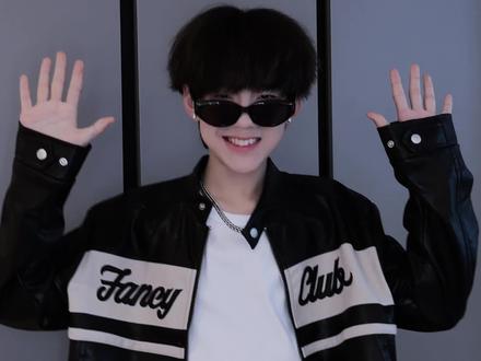 墨镜很听话🕶️#张嘉懿Austin #复仇摇 #开始跳舞吧 #养成系 #10后