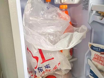 光棍永哥13元买了10只小龙虾,倒盆里养着,每天看看也挺开心。