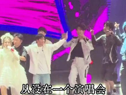 谢娜成都演唱会来了好多明星#谢娜成都演唱会 #谢娜 #快乐家族 #何炅 #李小冉