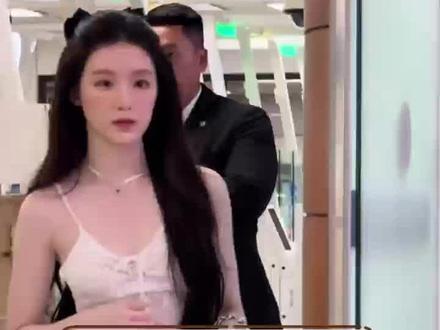 叶舒华这么害怕被晒黑啊那么白也是有原因的#叶舒华 #明星八卦