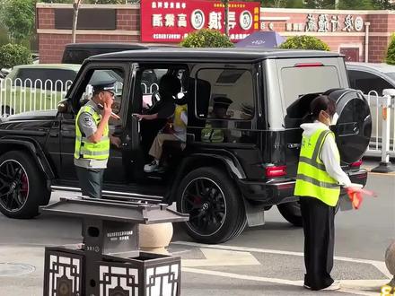 最后班主任周梦惠将李婉莹妈妈移出群聊,自己改成了班主任周梦惠(单身)