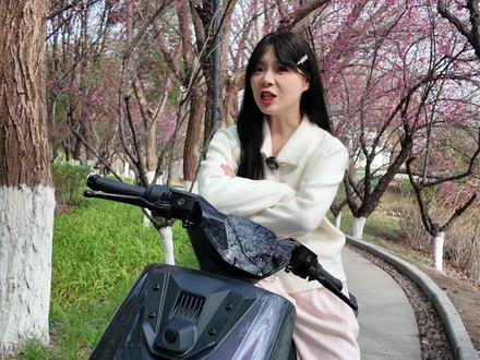 雅迪新款白鲨二代外观太帅了!氛围灯多种样式可任意调节! #雅迪 #白鲨二代 #出行 #氛围灯