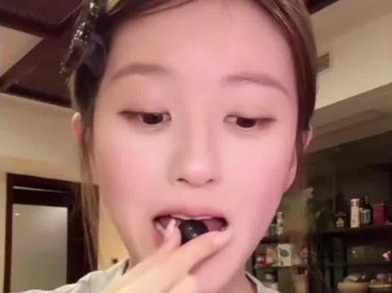 赵露思食物性格出处 #赵露思 #撸撸 #苹果干 #蓝莓