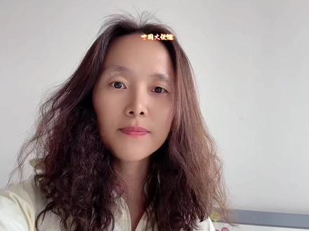 第三集:中国大使馆 #外贸出口 #斯里兰卡#中国护照背后,是我未曾读懂的力量
曾经,“一张中国脸,一本中国护照就是通往安全地区的通行证”,这句话像热血沸腾的宣言,深深烙印在我的脑海里。年少轻狂时,我把它当作一句充满豪情的口号,未曾真正理解它的分量。直到我背起行囊,走出国门,漂泊在异国他乡的土地上,才看清了真实的自己,也读懂了这句话背后沉甸甸的意义。
初到异国,新鲜感很快被现实击碎。陌生的街道、难懂的语言、迥异的文化,每一样都在提醒我,我是个彻彻底底的异乡人。当我在异国的街头迷路,当我遭遇突发状况手足无措,当我被误解却无法辩解,那一刻的无助与彷徨,几乎将我淹没。我这才惊觉,原来在国内习以为常的安全感,是多么珍贵。国外,我见过太多因为祖国弱小而被轻视的人,他们的无奈与心酸,让我更加懂得拥有一本中国护照是多么幸运的事。我们的国家或许不是完美无缺,但她始终在努力,始终在进步。当我看到新闻里,中国政府一次次高效组织撤侨,将身处战火与灾难中的同胞接回家;当我听说驻外使馆为遇到困难的中国公民奔走忙碌,给予他们最及时的帮助,我心中涌起的,是满满的骄傲与安心。
如今,我依然漂泊在异国,但我不再害怕。因为我知道,无论我走到哪里,只要翻开这本中国护照,背后永远站着一个强大的祖国。那张中国脸,那本中国护照,不再只是一句口号,而是融入我生命的安全感,是我在异国他乡最坚实的依靠。