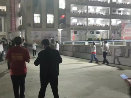 仁怀一中高三教师送学生回寝,满满的爱,清北有望了!#又是一年毕业季 #高考加油 #金榜题名 #孩子们加油 #记录校园生活