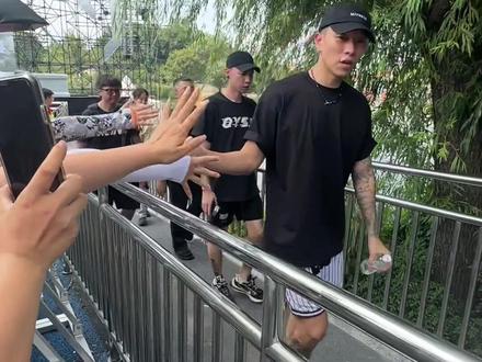 啊啊啊啊,你们怎么知道我和eso击掌了!!#瘦子eso