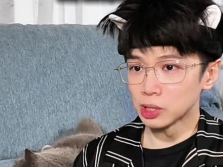 猫咪不断绕圈蹭腿是什么意思?#猫咪行为学 #猫咪的迷惑行为 #新手养猫 #养猫经验分享 #猫咪蹭
