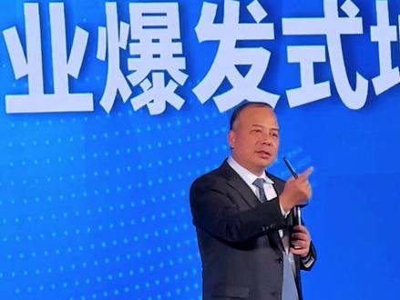 华为Mate60系列三层FPC板供货商、
百亿身价上市公司弘信电子董事长李
强,一年飞行170多次,拿出全副精
力联手甘肃庆阳市与阿里云,打造'东
数西算'示范项目,抢占AI算力市场#华为
#甘肃 #绿色 #算力 #招商引资