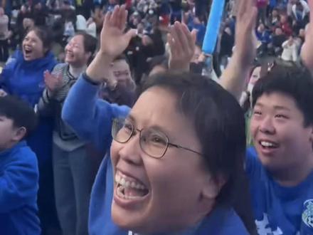 为什么,永州赢了娄底进入四强,比拿冠军更高兴?还得从11月22号那场常规赛说起,11月22号,永州因主力有伤和黄牌,没有全部上场,门将因判断娄底是越位球没有扑球,导致娄底进球,最终1:0落败,终止了十连胜🫣🫣 自从22号比赛后,娄底网友铺天盖地的冷嘲热讽和𠼦骂永州,甚至连隔壁的衡阳和郴州也不放过😢 骂是“湘南三病猫…”🥲🥲 足球是圆的,有输有赢很正常,但是赢了挑衅对方,输了又干架的习惯,真的是丢整个湖南人的脸😡😡
我们输得起,输株洲、输常德心服口服,毕竟他们是强队,他们球迷也没有在网上挑衅𠼦骂永州。但是娄底真的是太过份了,连主场票都限制永州籍人购买,这还是文旅友谊赛吗?明显是地域针对🤬(以上仅是我个人观点,不代表任何组织和人)#湘超联赛 #正义必胜 #永州 #足球