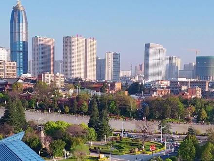 云南省为什么会选择曲靖作为云南副中心城市,这条视频会告诉你,曲靖实力究竟有多强1983年之前不管是常住人口或者户籍人口都超过了省会昆明,1983年曲靖分别有3个县宜良、路南如今的石林,崇明县划给昆明,1998年寻甸回族彝族自治州划给昆明,即使如此曲靖现在仍然是云南户籍人口最多的城市超过了省会昆明,昆明常住人口2024年为868.7万人,户籍人口为599.86万人。2024年曲靖常住人口563.4万人,户籍人口677.47万人.曲靖是云南被划走县最多的城市,即便如此曲靖任然连续20多年经济综合实力稳坐云南第二.经济的“换道超车”,让曲靖GDP从2015年的1600亿元跃升至2024年的3677.22亿元,稳居云南第二;工业增加值占比从38%提升至52%,彻底摆脱“一煤独大”的困局。曲靖在云南这个旅游大省里做到了不靠旅游,不靠矿厂资源,坐上了云南第二的位置#云南为什么会选择曲靖作为云南副中心城市 #云南副中心城市#创作人计划 #曲靖荣少 #曲靖航拍