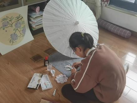 周日在家写完作业,在空白油纸伞上画幅绣球国画吧,大家看看咋样