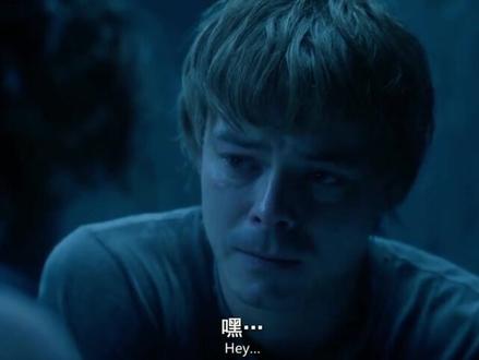 南希和乔纳森的分手,大概是我今年看过最温柔、也最让人心酸的告别。
他们不是因为不爱了,也不是因为第三者,而是因为——长大了。
看着他们在熔解房间里那场戏,我忽然意识到,他们之间的问题从来不是谁对谁错,而是两个人从起点开始就注定走向不同的方向。南希是那种眼睛里永远有光的人,她想追新闻、想闯世界、想把自己的名字写进未来;而乔纳森更像一个需要稳定和归属的人,他肩上的责任、他对家庭的牵挂,让他难以成为南希想要的那种同行者。
他们曾经互相拯救过,在最黑暗的时刻。那段因恐惧和依赖而生的爱情,真实、热烈,也带着少年人特有的脆弱。但当故事进入尾声,当世界不再每天都要毁灭,他们终于有时间停下来看看彼此,才发现原来陪伴和理解,是两件完全不同的事。
乔纳森拿出戒指,说那不是求婚,那一刻我真的被击中了。他不是不想给她未来,而是他终于明白,他能给的未来,不是南希想要的。而南希也没有哭着挽留,她只是看着他,轻轻点头。那种默契,那种成熟,那种“我们都尽力了”的遗憾,是比任何争吵都更让人心痛的。
我突然觉得,他们的分手,其实是《怪奇物语》里最现实的一部分。在怪物和超能力之外,青春期的爱情本来就常常这样结束——不是轰然倒塌,而是悄悄松开手。
但最难得的是,他们没有怨恨,没有指责,没有把曾经的美好变成负担。他们选择带着尊重和感激,让彼此继续往前走。
南希终于可以不再被“谁的女友”定义,她可以成为她一直想成为的记者南希·惠勒。而乔纳森,也可以回到他更熟悉、更适合的生活节奏里,不再被未来的不确定拉扯。
作为观众,我当然遗憾。谁不怀念第一季里那个在树林里拍照片的少年,和那个拿着枪、眼神坚定的女孩?他们一起经历过的事情,是任何新的关系都替代不了的。
但我也明白,有些爱情不是为了永远,而是为了让我们成为更好的自己。
南希和乔纳森的故事结束了,但他们没有输给爱情,他们只是长大了。
而成长,本来就带着一点心碎。
#怪奇物语 #怪奇物语5 #strangerthings
#你接受我的不求婚吗