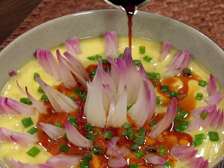 把洋葱倒进鸡蛋里面 出锅瞬间就成了一道大人小孩都爱吃的美食 今天分享给大家#美食教程 #家常菜 #洋葱 #莲花蒸蛋