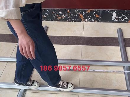 0.5mm厚度几字型万能屋面金属挂瓦条站人实验,相同材料的顺水条间距设置为1米。#金属挂瓦条#屋面檩条