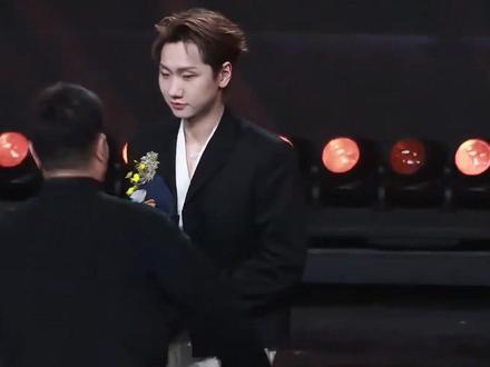 主办方犯低级错误有多尴尬?王安宇找不到座位,肖战有座位坐不了,王一博高情商救场#王一博救场 #肖战 #王安宇 #影娱热点团 #内容启发搜索