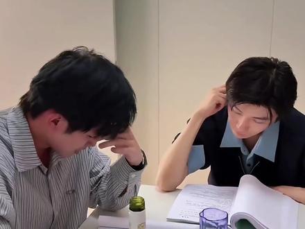 “别哭游主任来哄你了!”