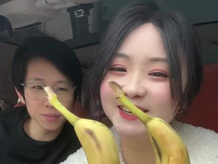 猜猜我吃的是啥! #搞笑 #情侣 #情侣日常 #嘎嘣脆 #反差