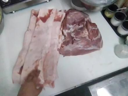 我专门买了10斤肥肉和10斤瘦肉看看体积对比,我感觉同等体积应该是瘦肉1斤比肥肉1.5斤@抖音小助手