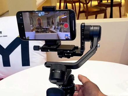 第一次接触稳定器,感觉非常好,性能特别贴近手感。拍摄直接起飞#飞宇稳定器#飞宇蝎子Mini