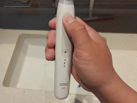 欧乐B( Oral-B)旋io3电动牙刷,工作起来的声音仿佛电钻,售后维修也是说无质量问题,不影响使用。你们是电动牙刷,还是电钻牙刷??
1. 噪音变大,真的要一周一换刷头吗?
- 官方建议刷头更换周期是3个月左右
- 只有刷头严重磨损、刷毛炸开、变形,才会导致震动失衡、噪音变大
客服说只能换刷头才能解决,换刷头才能降噪,那新的牙刷也要一周一换呗,“设计就是要一周一换”,才能降低噪音,解决不了问题?只会说产品无质量问题,不影响使用。
3. 新买的牙刷用一周也会这样吗?
正常合格产品不会。那我这只牙刷售后检测无问题,也就是说你们所有产品都是电钻产品呗,我再重新买一个也是这样的电钻牙刷?
3. 关于售后那句“不影响使用”
这句话非常不负责任,这就是欧乐b的售后方式?
- 噪音过大属于使用体验严重下降
- 持续异常噪音往往伴随震动异常,长期可能伤牙龈、伤机身
只能用“不影响使用”来搪塞?唯一给出的解决方案,就是更换刷头,欧乐b刷头一周一换?减小噪音?#欧乐B #欧乐b电动牙刷
#欧乐Bio3 #电钻牙刷 #欧乐B牙刷 @欧乐B官方旗舰店 @欧乐B_iO官方直播间