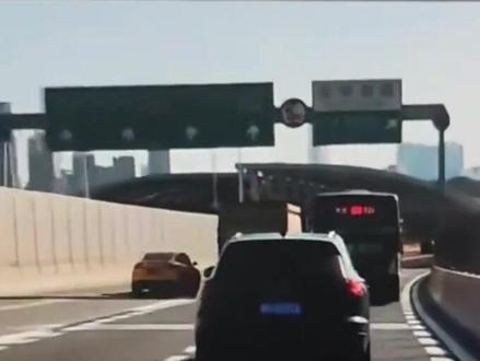 高速三车相撞起火画面曝光