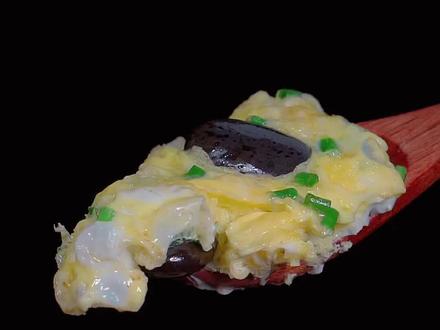 这道菜叫石烹鸡蛋,很多人都听过,香喷喷嫩滑滑特别好吃!#鸡蛋的神仙吃法 #春日美食大赏 #抖音美食创作人