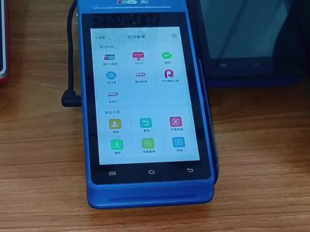 我以为我无意间发现了一个芯片卡的Bug,结果可能是我多虑了! 在网上银行申请了换卡不换号,收到卡以后在网上银行激活了新卡(全程线上自助办理,不用去银行柜台),旧卡依然可以在pos机上成功查询余额(但是不能刷卡消费),然后去本行ATM机试了下,所有功能都没法进行,显示卡的有效期不符!我理解的bug的点在于旧卡在本行的ATM机上都无法查询余额,银联pos机是怎么做到可以查余额的?客服也告诉我新卡激活以后旧卡就会自动失效。发视频没有想攻击谁,也没有想指责谁,只是想善意提醒一下旧卡还在自己手中的小伙伴,新卡激活以后旧卡一定要妥善处理,以免造成不必要的麻烦或损失!#银行卡 #Bug #用卡安全 #芯片卡