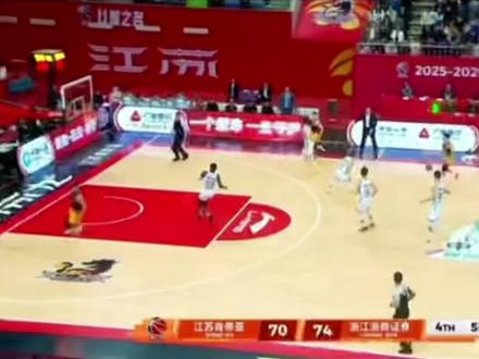 这个球是庞峥麟碰出去的吗?是否先发生了阻挡犯规? #江苏男篮vs浙江男篮#庞峥麟#争议判罚#赛后复盘#篮球规则案例探讨