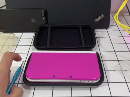 新3ds传游戏确实有些费劲,需要拆卸后盖,设计有点繁琐!