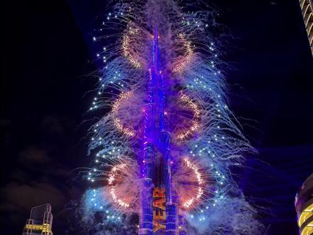 跨年烟花秀 | 世界第一高楼迪拜哈利法塔🎆 2026跨年,在哈利法塔下和世界各地的人们一起看烟花秀🎆
说实话,烟花效果一般😣人太多了体验一般🥲
下午16点就开始交通管制,散场人多乱到一塌糊涂🥲只能暴走回酒店
Anyway,祝大家2026元旦快乐🎉
#迪拜跨年 #迪拜 #哈利法塔 #哈利法塔烟花秀 #跨年