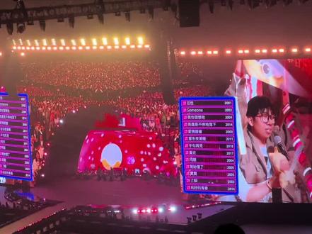 #孙燕姿就在日落以后 香港站的现场点歌环节,真的把我气死,那些前排VIP的都是00后、90后,点那些最冷门的歌,我最想听的“开始懂了”他们应该不认识吧!!!#演唱会音乐节回忆录 #孙燕姿开始懂了