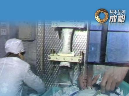 镜头里的成都 | 区别于传统石膏或卤水豆腐,内酯豆腐口感细腻,做小葱拌豆腐那绝对是首选!1990年,当时的市蔬菜公司豆制品总厂开始生产内脂豆腐。当时卖多少钱一斤你还记得吗?你最拿手的豆腐菜又是哪一道?石膏和卤水的化学式咋写呢?评论区摆一下哇。#镜头里的成都 #媒体精选计划