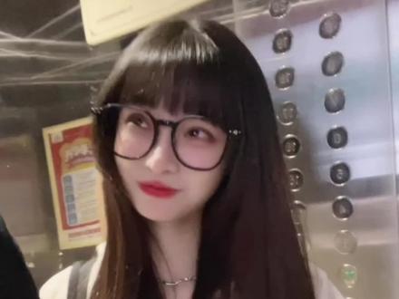 BT女友特征:进电梯不先按楼层!先看里面有没有人……#吴予 #情侣日常 #做我的猫